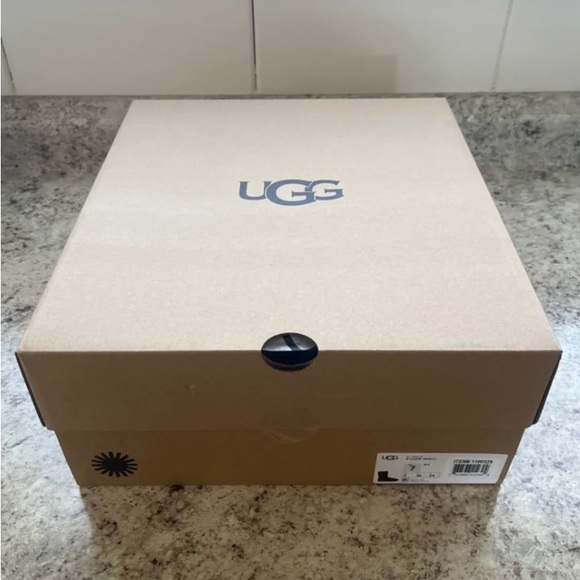 UGG Classic Short II - Picture 1 of 7